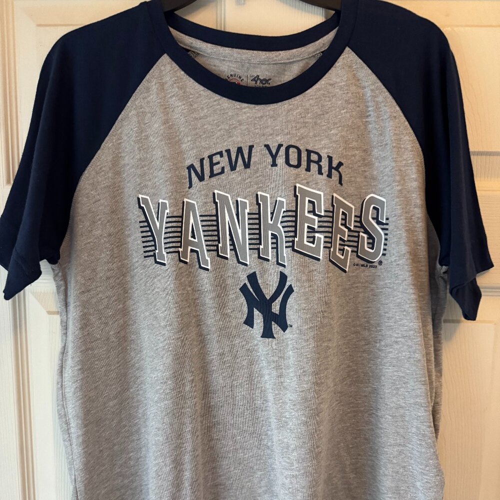 G-III 4Her by Carl Banks Women's New York Yankees MLB  Slugger Tee 23 Gray NEW w